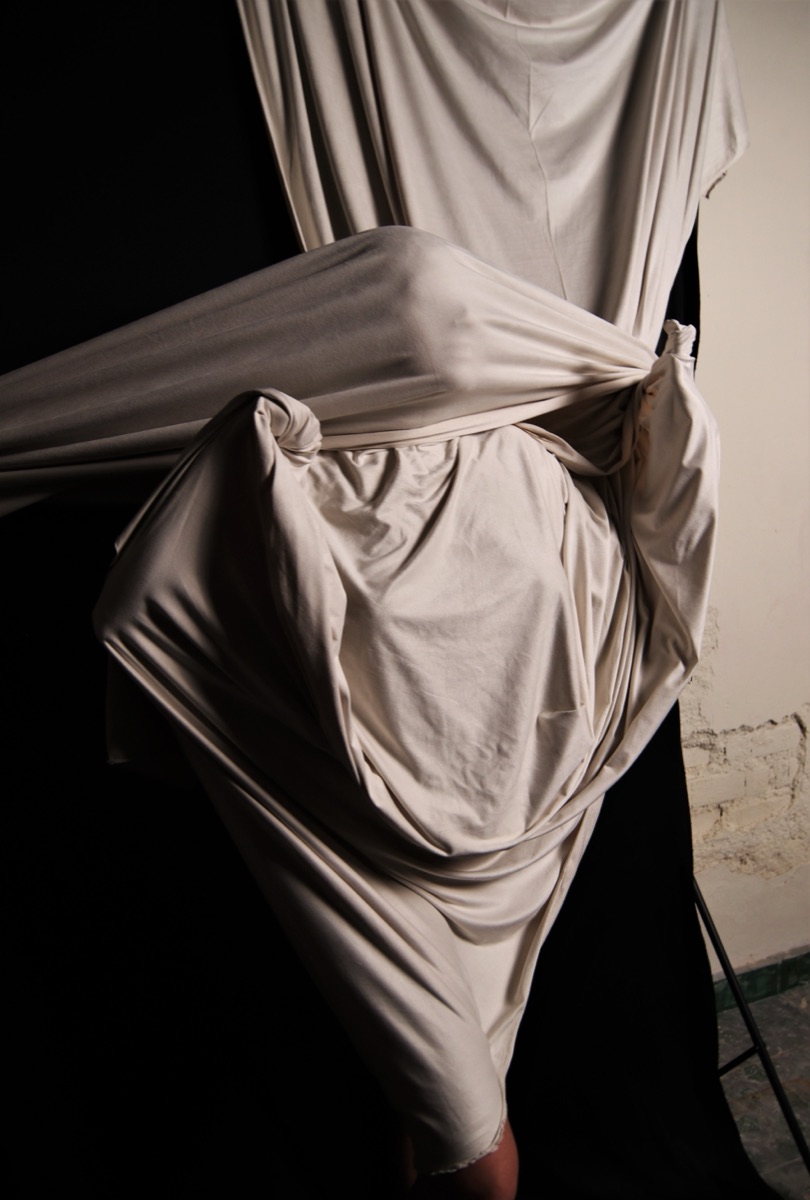 Urdimbre — cuerpo envuelto en textil blanco