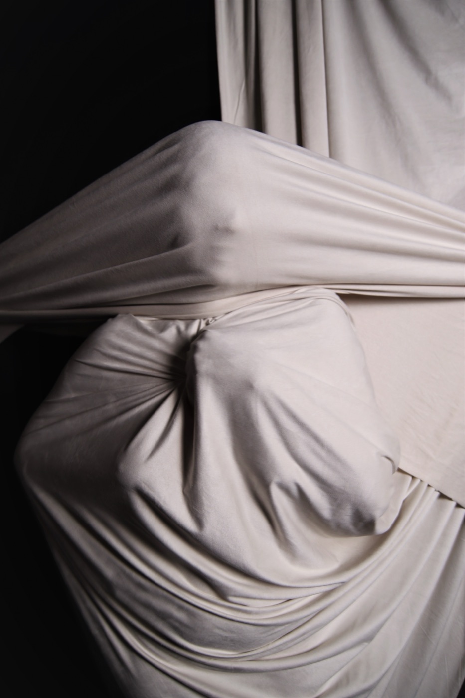 Estudio de pliegue y tensión, textil anudado sobre el cuerpo
