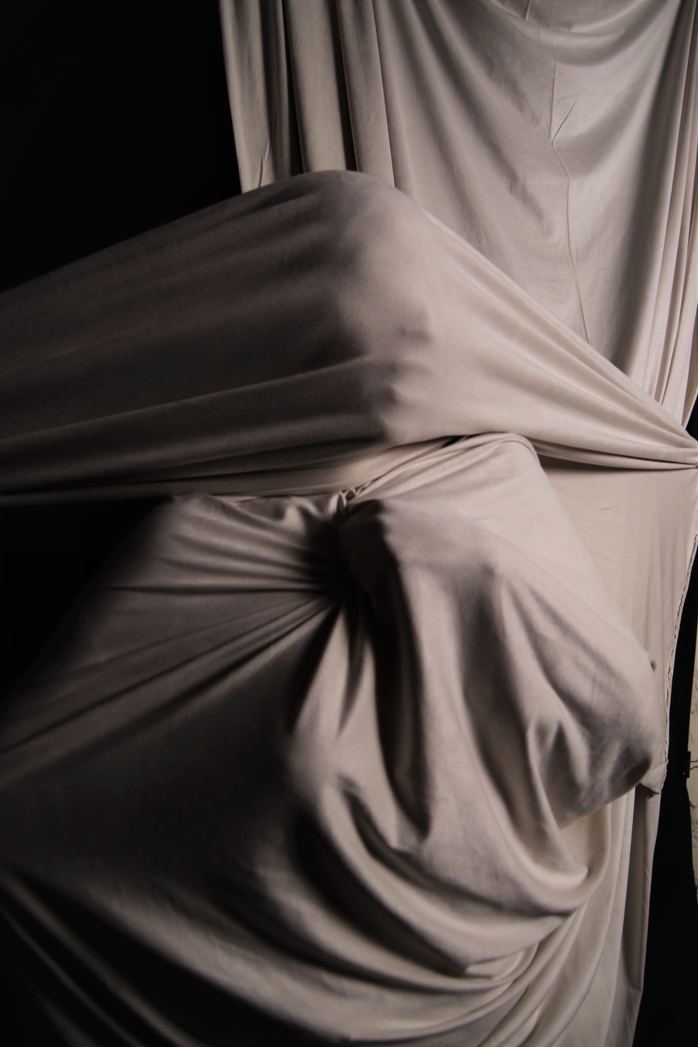 El Blanco — cuerpo envuelto en textil blanco
