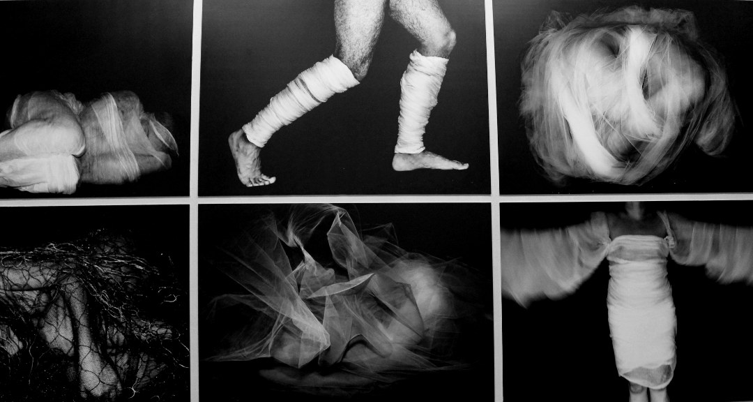 La Urdimbre — políptico fotográfico en blanco y negro, seis paneles de cuerpos y gasas